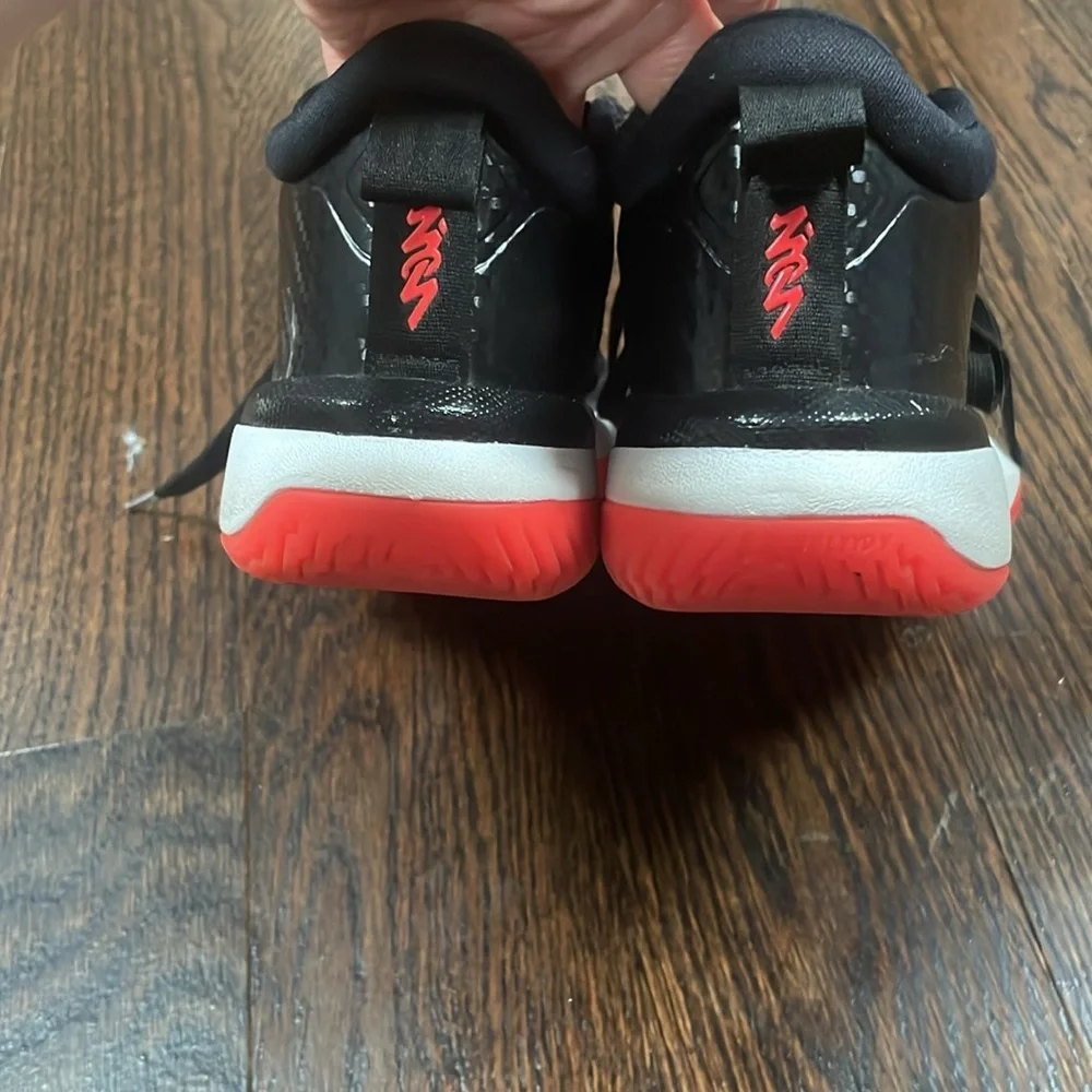 ♡ Kids Jordan Zion 1 Black White Bright Crimson size 4 - Picture 3 of 5